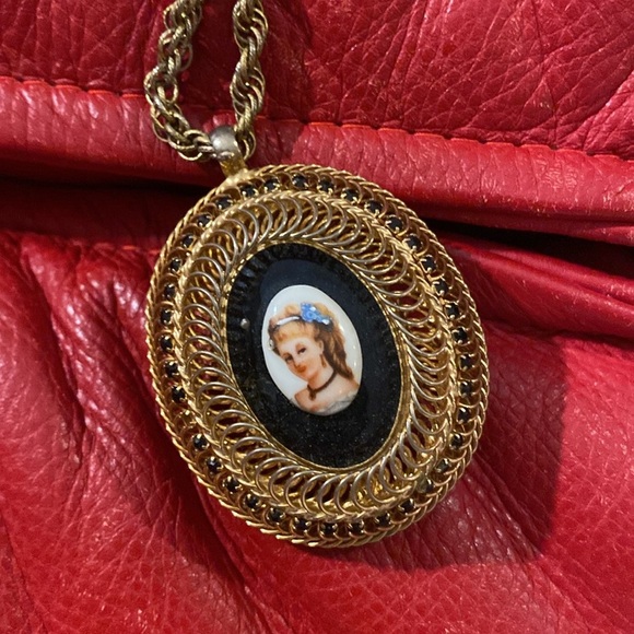 Vintage medallion with girl’s portrait on chain - Picture 2 of 2